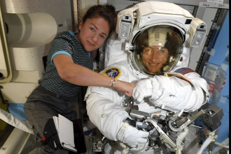 En esta imagen publicada el viernes 4 de octubre de 2019 por la NASA, las astronautas Christina Koch, derecha, y Jessica Meir posan para una foto en la Estación Espacial Internacional.